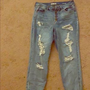 Ripped jeans with 5 buttons